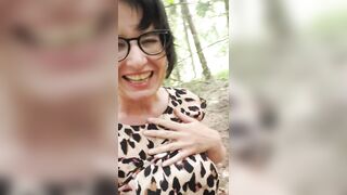 Milf overcoms squirt outdoor